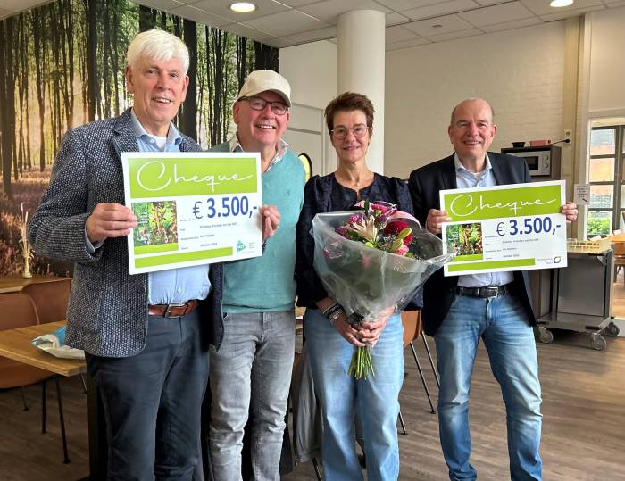 Overhandiging cheque van Jan Heijnen aan Stichting Vrienden van SKB en MST