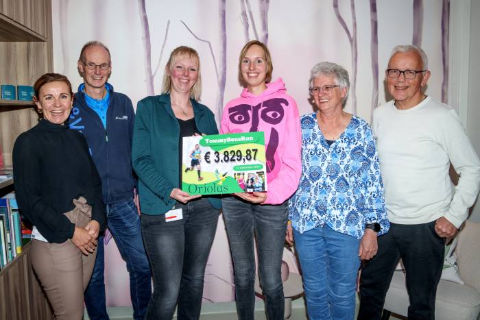 oriolus-ontvangt-cheque-van-tommybeusrun.jpg
